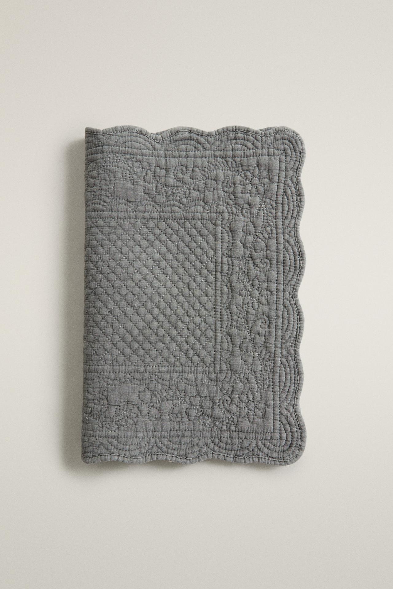FLORAL QUILTED PLACEMAT — Gray