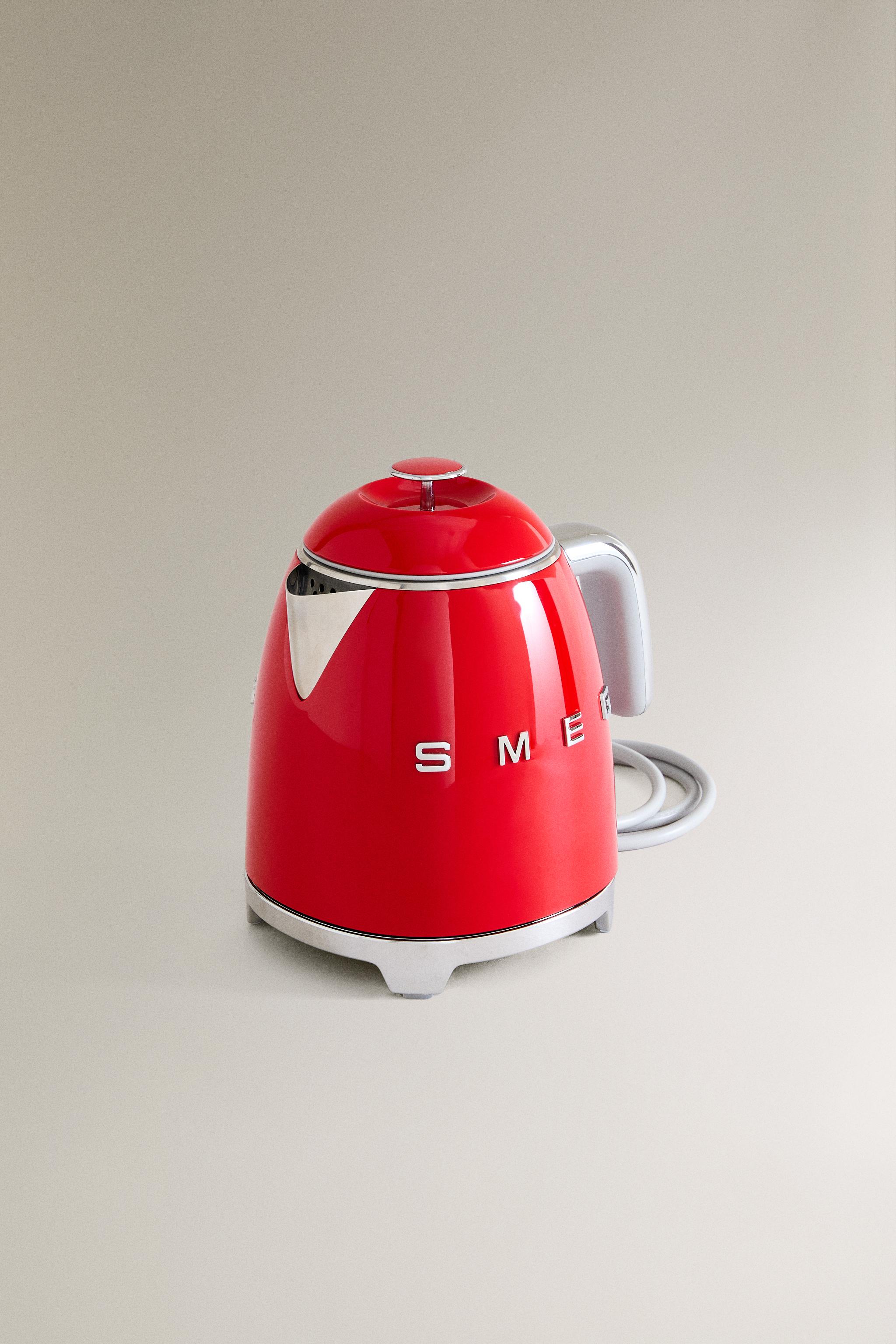 SMALL STEEL SMEG KETTLE — Red