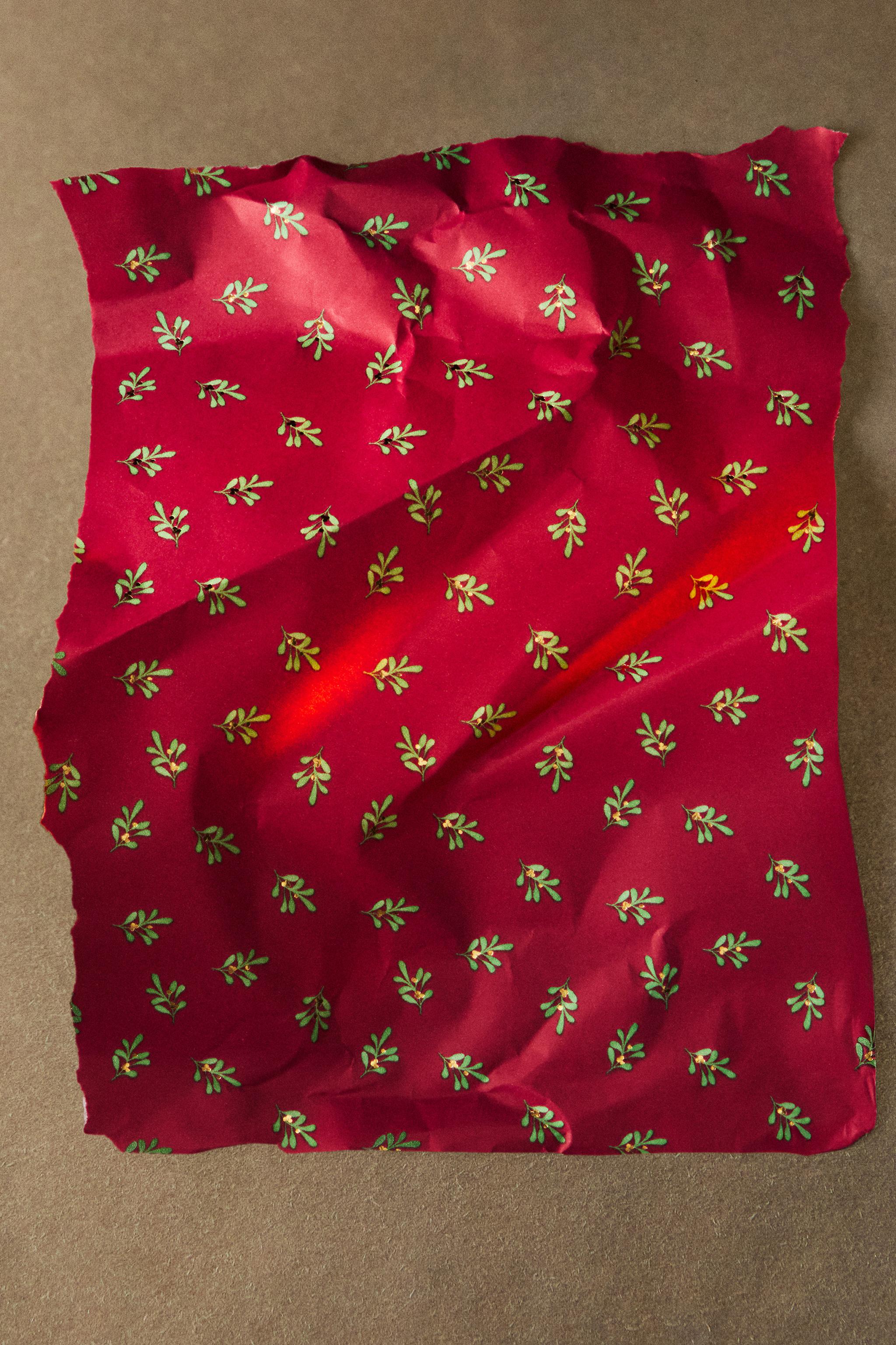 CHRISTMAS LEAF PRINT GIFT WRAPPING PAPER