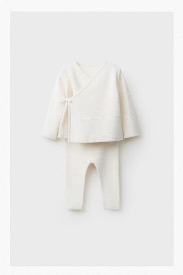 KOMPLET S TEKSTURO MAJICA IN HLAČE IZ BOMBAŽA IN SVILE - Ekru barva od Zare