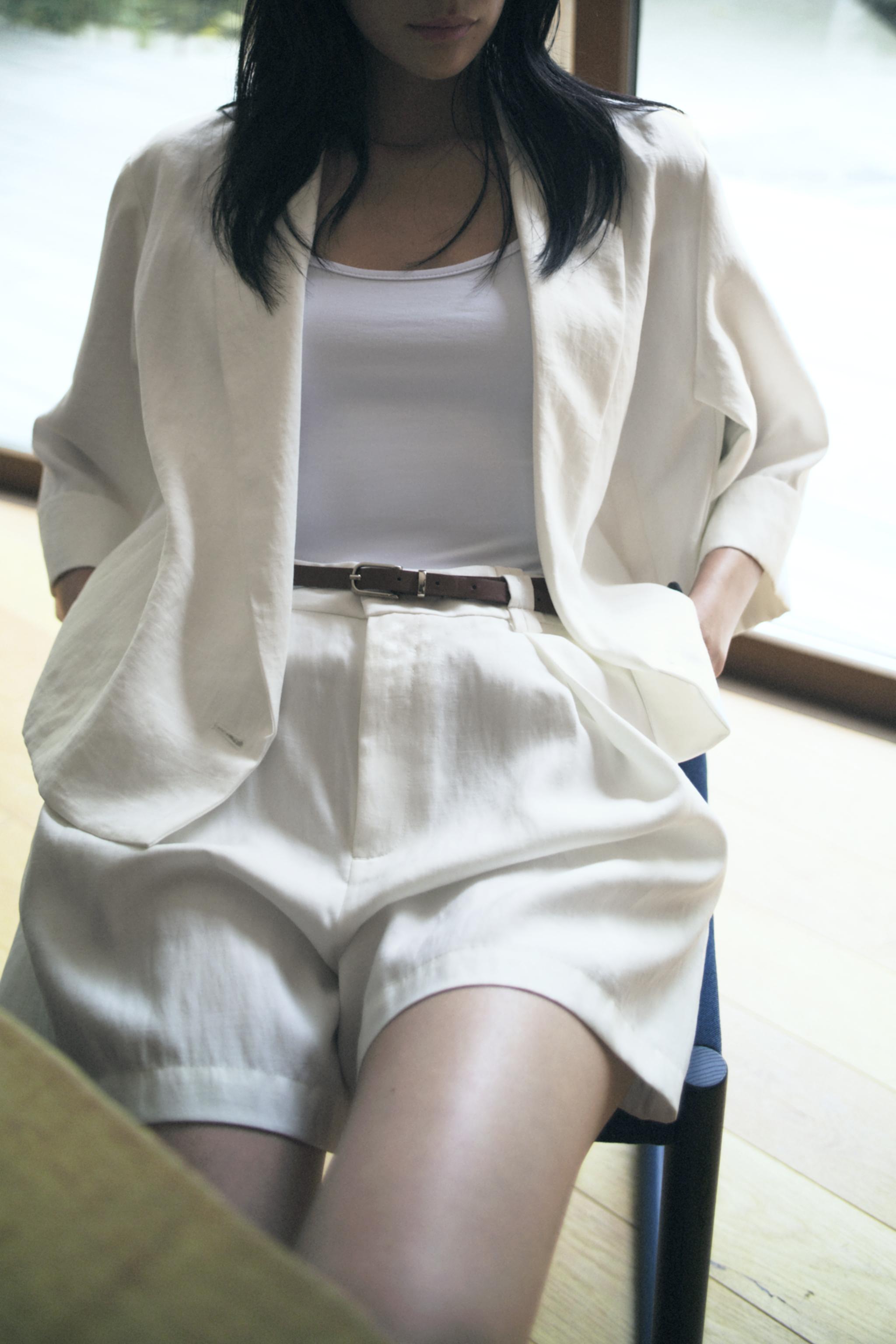 【ZARA】ベルト付きダーツ入りバミューダパンツ 4387/065/250 ベルト付きダーツ入りバミューダパンツ - ホワイト | ZARA Japan
