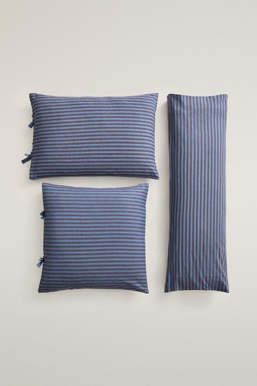 KIDS' REVERSIBLE COTTON FLANNEL PILLOWCASE - أزرق فاقع الخاص بـ Zara