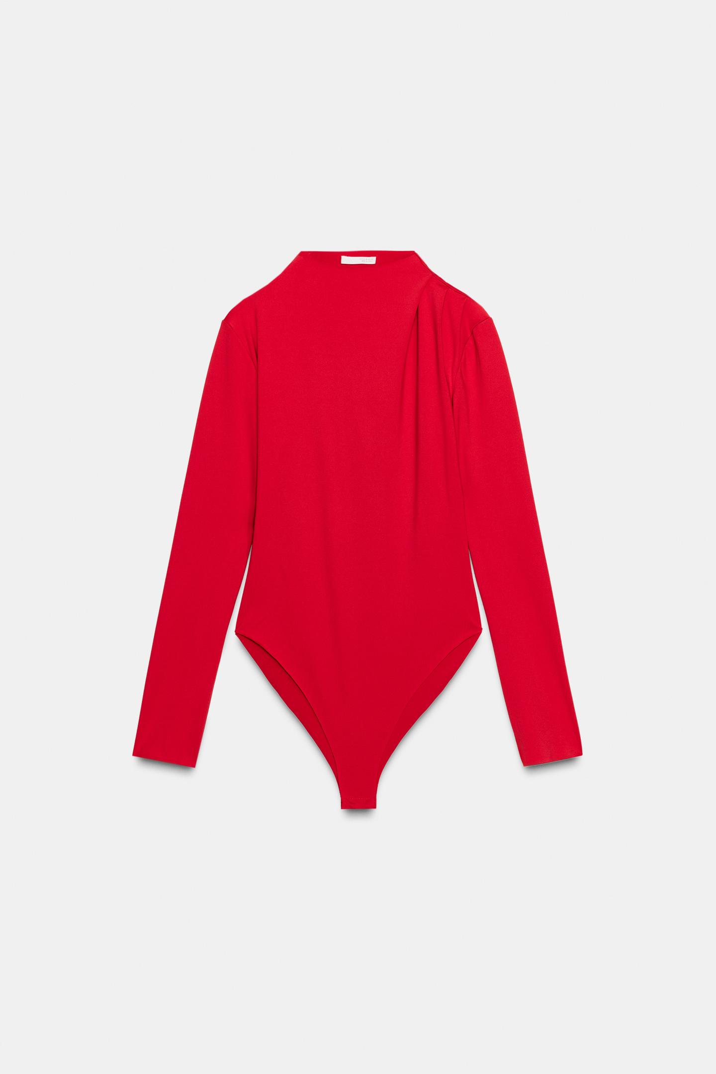 Πίσω όψη κόκκινου κορμιού με ζιβάγκο και μακριά μανίκια. Λεπτομέρεια με σούρες και κλείσιμο στο κάτω μέρος με κουμπιά σούστες.