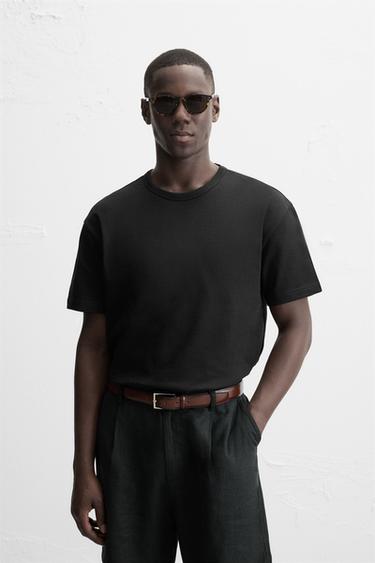 تيشرت REGULAR FIT - أسود الخاص بـ Zara