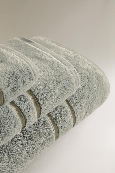 SERVIETTE DE BAIN AVEC LISERÉ À RAYURES - Vert moyen de Zara - Image 1