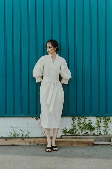 パフスリーブ仕様シャツワンピース ZW COLLECTIONエクリュZaraのパフスリーブ仕様シャツワンピース ZW COLLECTION - エクリュ