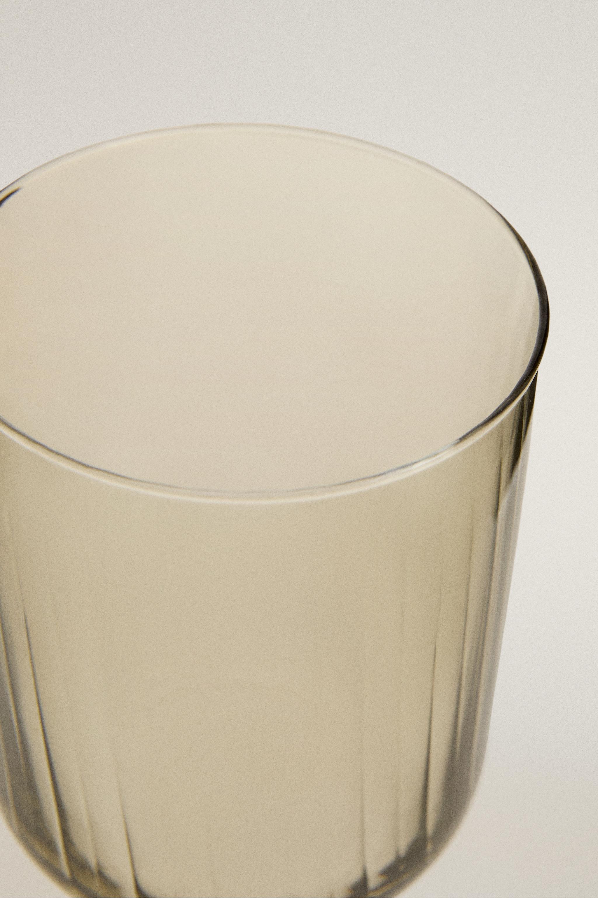 GLASS TUMBLER WITH RAISED LINES
