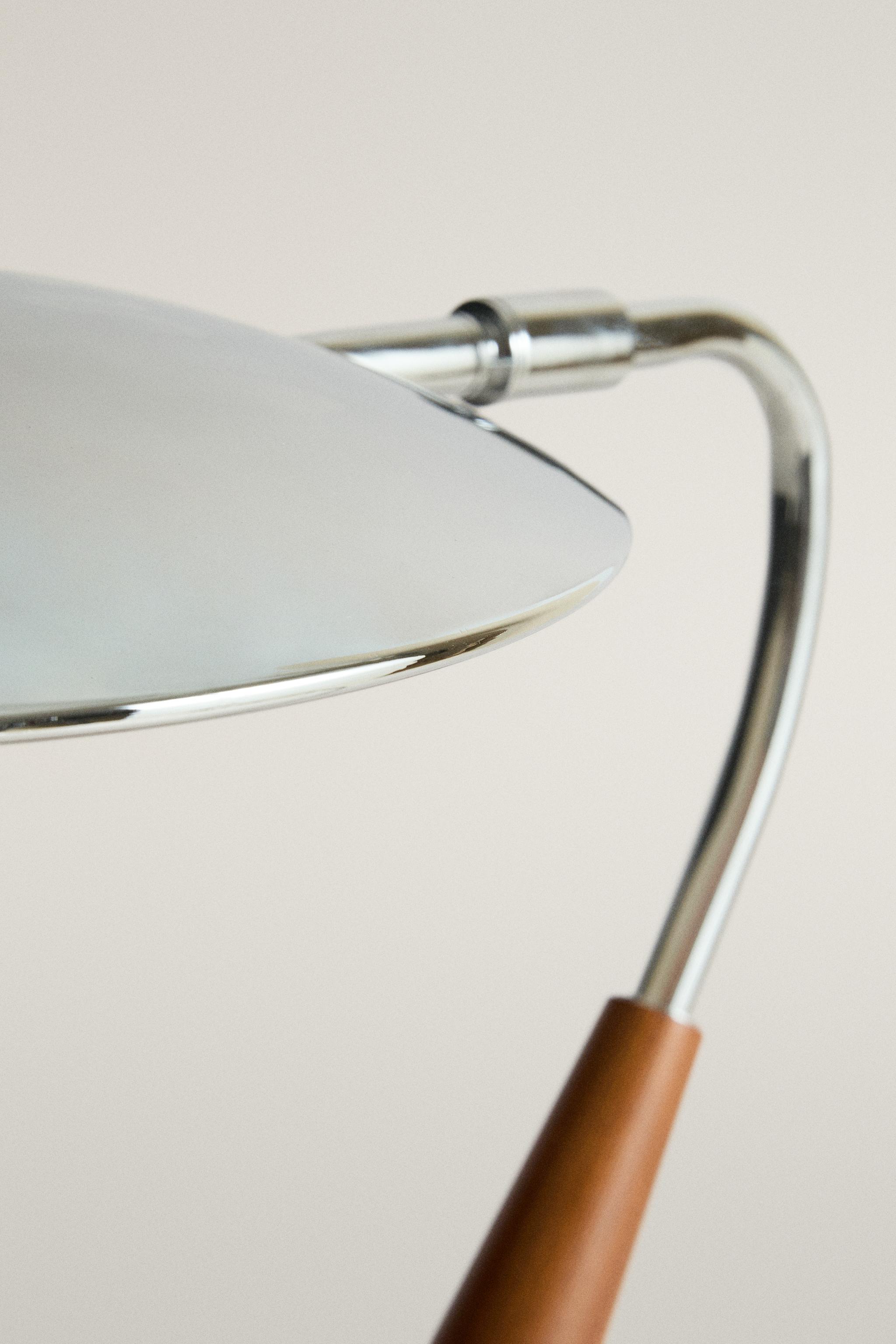 WOOD AND METAL TABLE LAMP