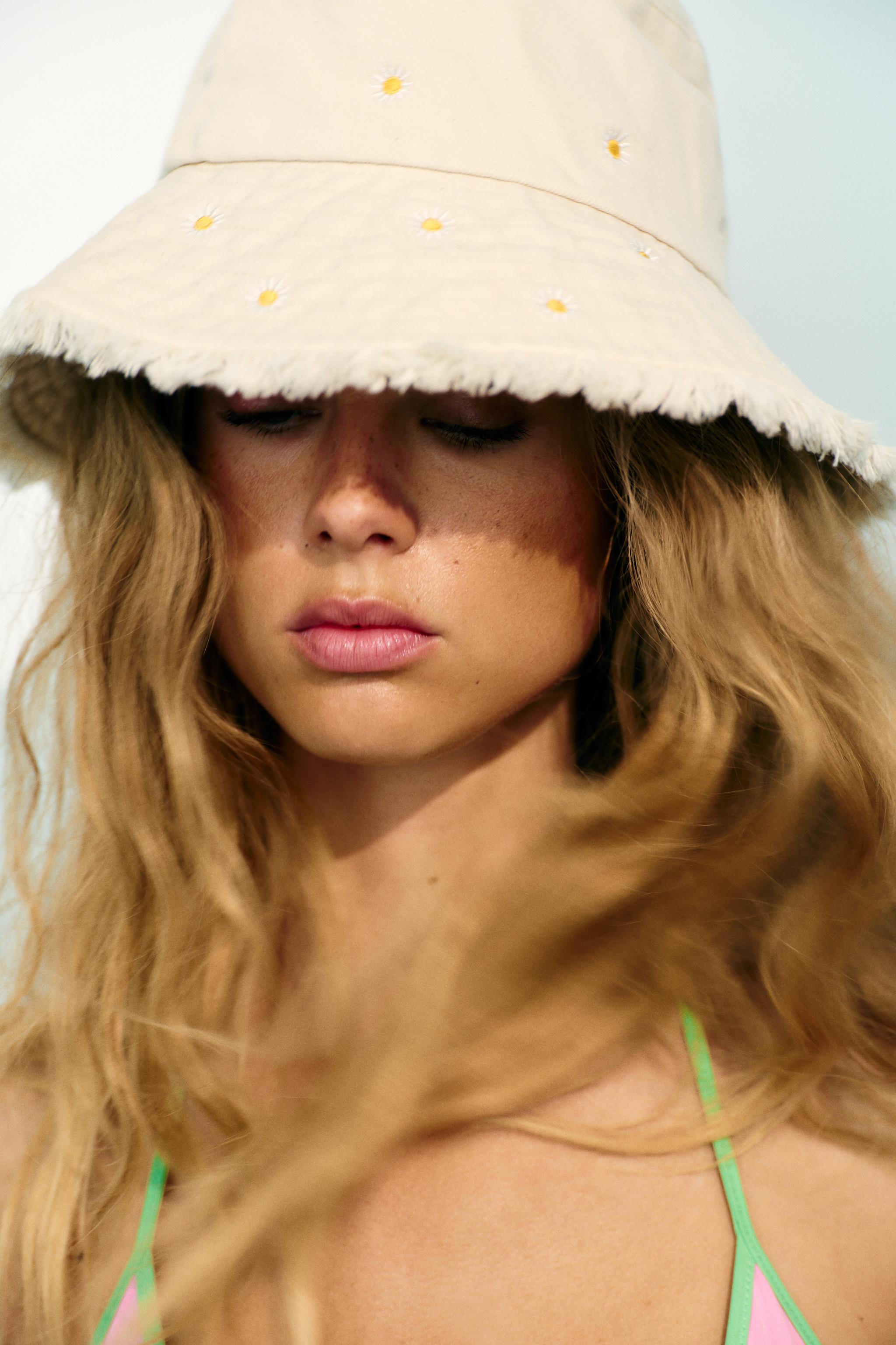 DAISY EMBROIDERED BUCKET HAT — Ecru