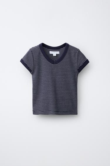 تيشرت محزز بياقة على شكل V ومخطط - خطوط الخاص بـ Zara