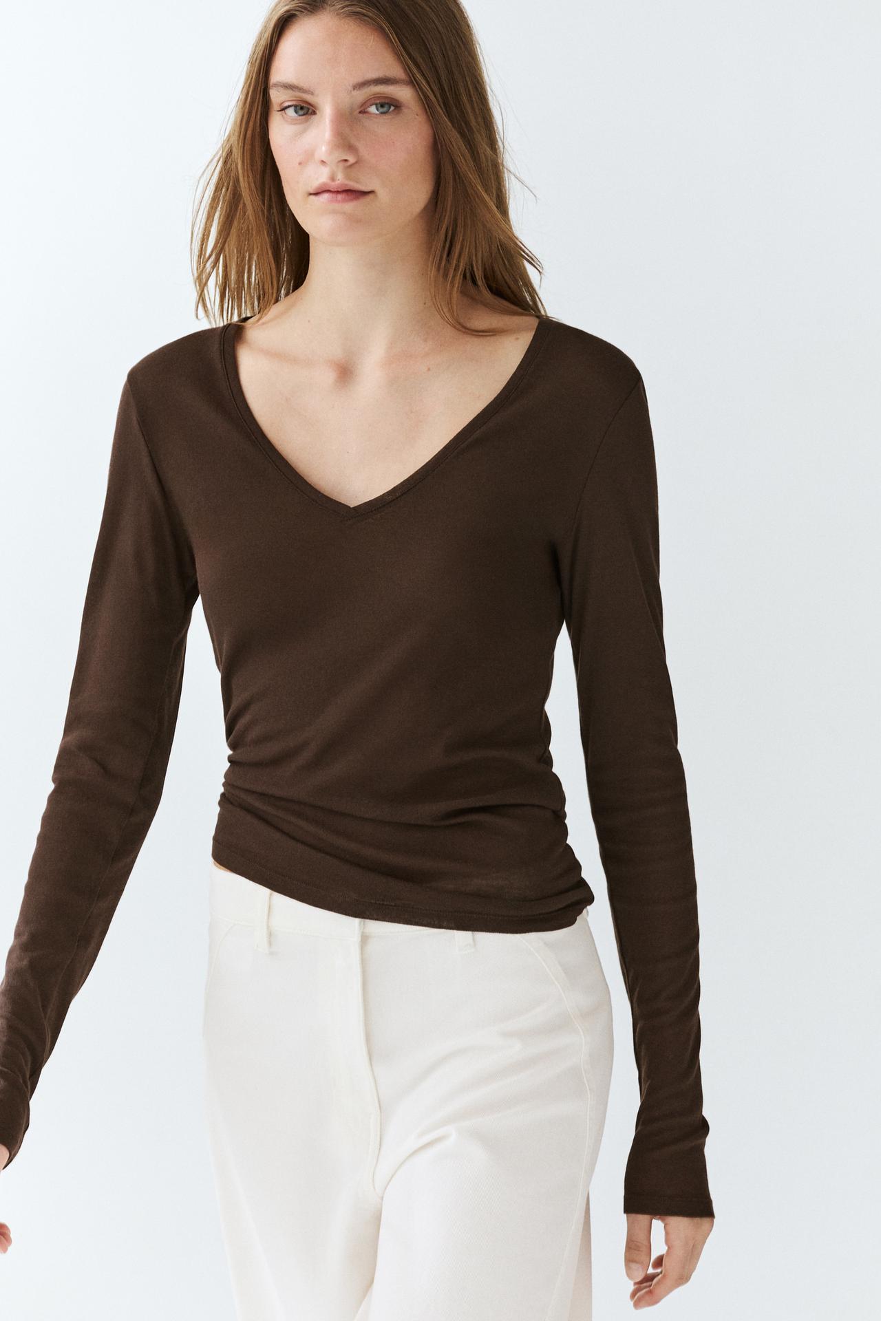 Slim fit long sleeve V-neck T-shirt — Brown