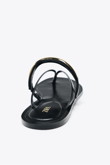SANDALIA APLIQUE METÁLICO - Negro de Zara