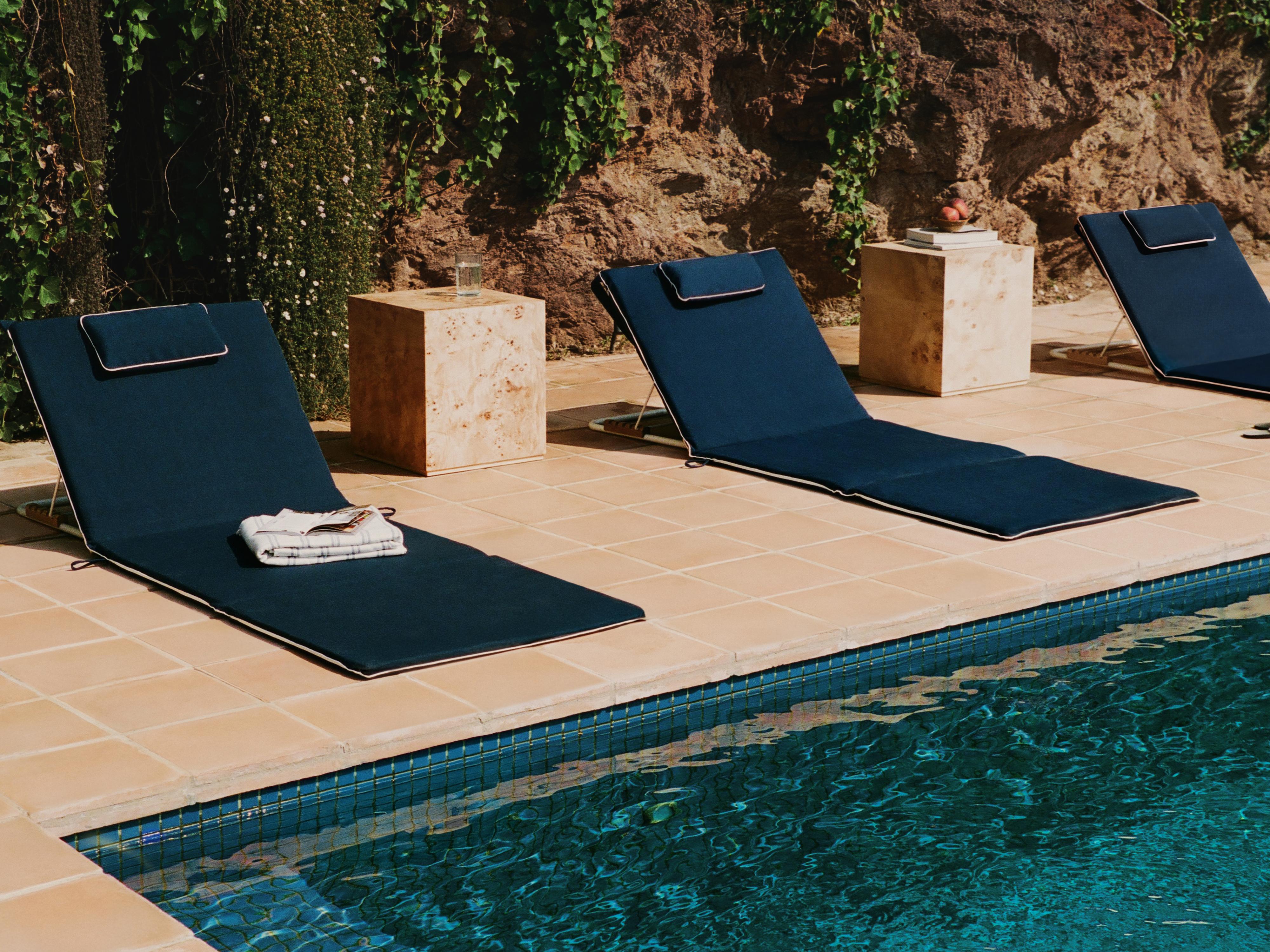 XXL FOLDABLE BEACH LOUNGER — Blue