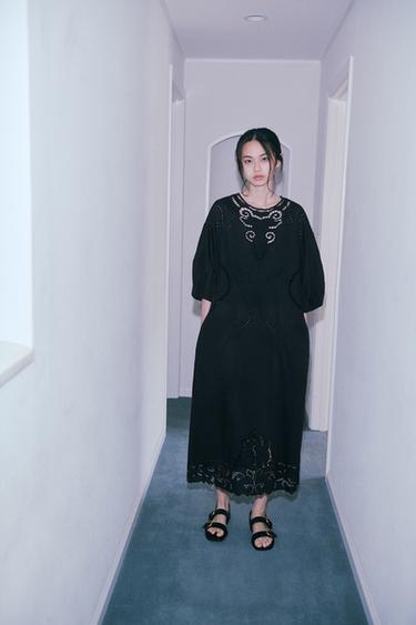 ZW COLLECTION 刺繍入りミディワンピースブラックZaraのZW COLLECTION 刺繍入りミディワンピース - ブラック