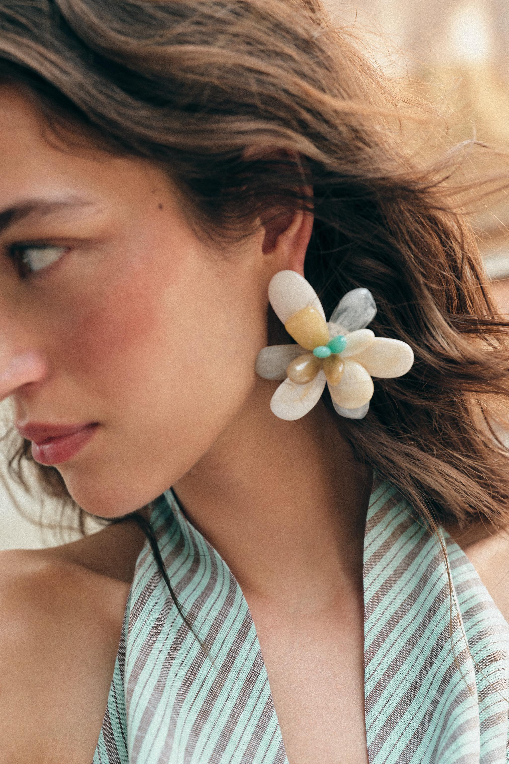RESIN FLOWER EARRINGS — Ecru