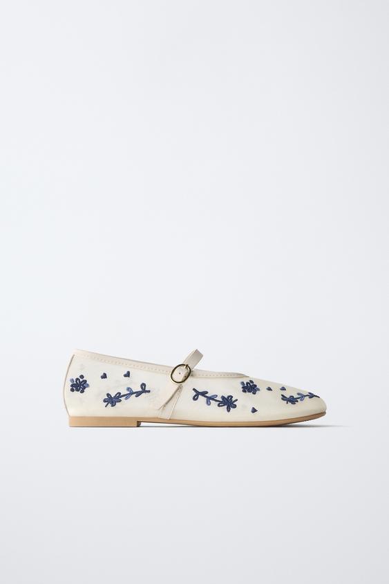 SAPATILHA COM BORDADOS FLORAIS - Branco da Zara - Imagem 0