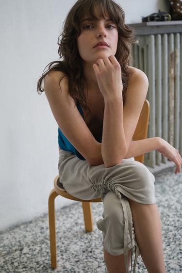 PANTALON CAPRI À PLIS - Gris clair de Zara - Image 3