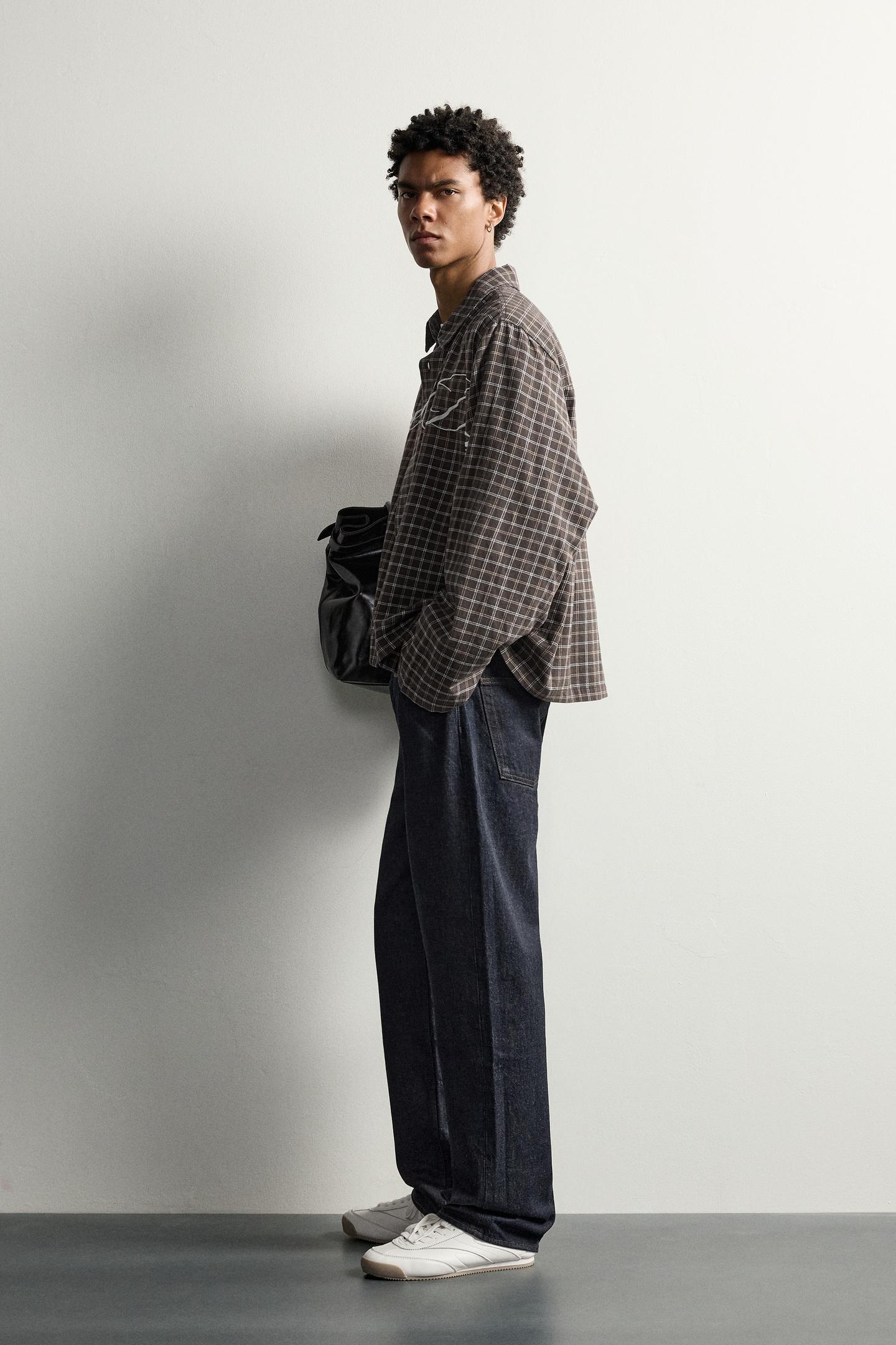 Мужская рубашка Zara Embroidered Text Boxy Fit, цвет: Коричневый — фото 4