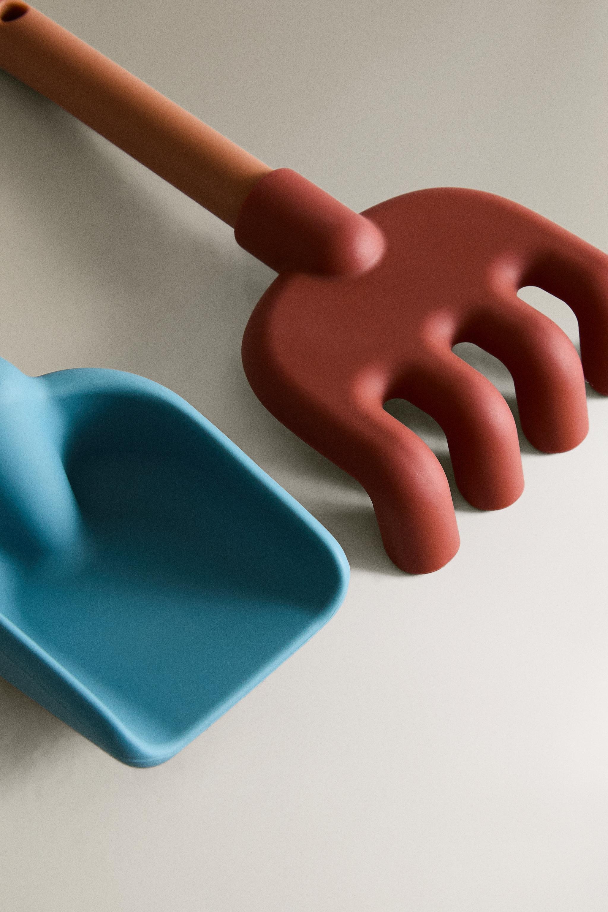 KIDS' SILICONE BEACH SPADE AND RAKE SET (SET OF 2)