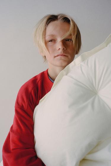 BASIC SWEATSHIRT WITH SLOGAN AND LABEL - Red by Zara