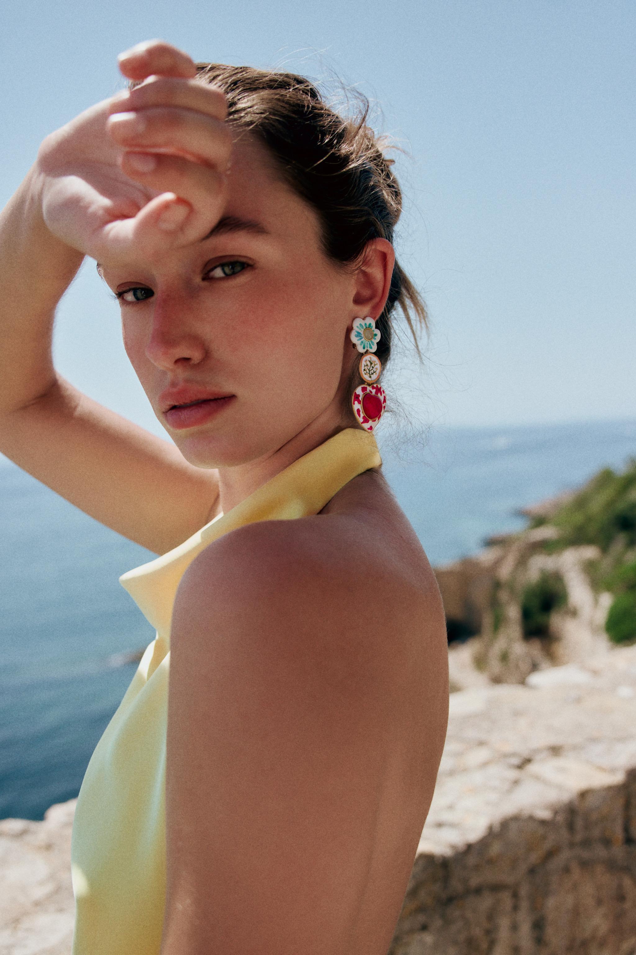 Женские аксессуары Zara RESIN CHARM EARRINGS — фото 2