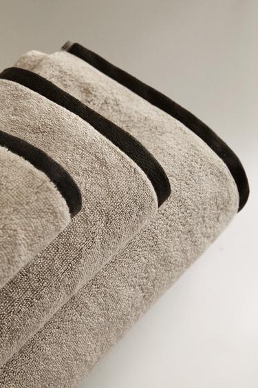 BATH TOWEL WITH CONTRAST BORDER - Stone by Zara - Image 1