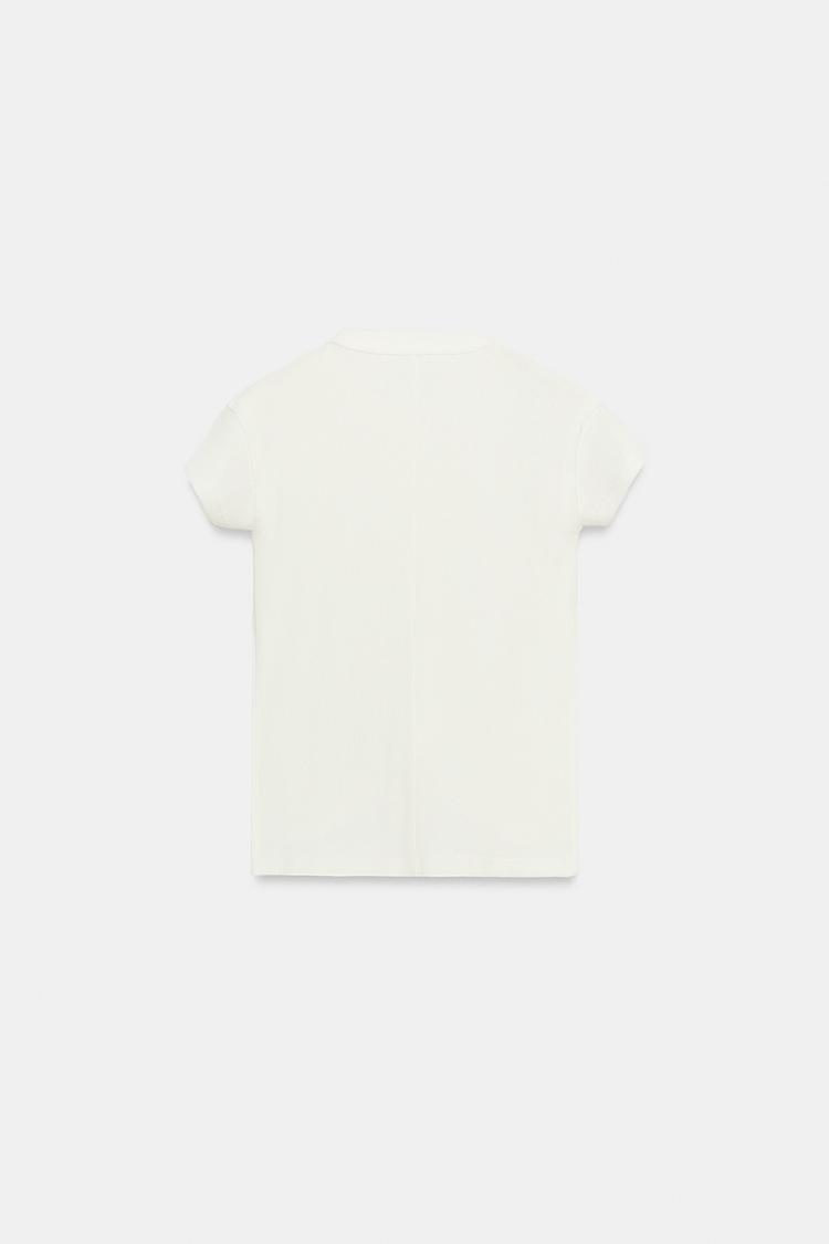 Camiseta con botonadura 7