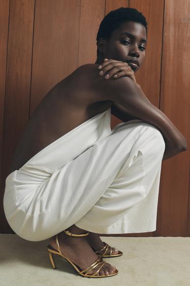 САНДАЛИИ С МЕТАЛЛИЗИРОВАННЫМ ЭФФЕКТОМ — Золотистый от Zara — изображение 0