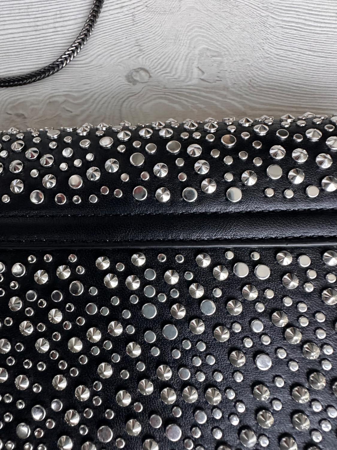 BOLSO TACHUELAS, CADENA METÁLICAS EN PLATA , BOLSILLO INTERIOR - Image 3