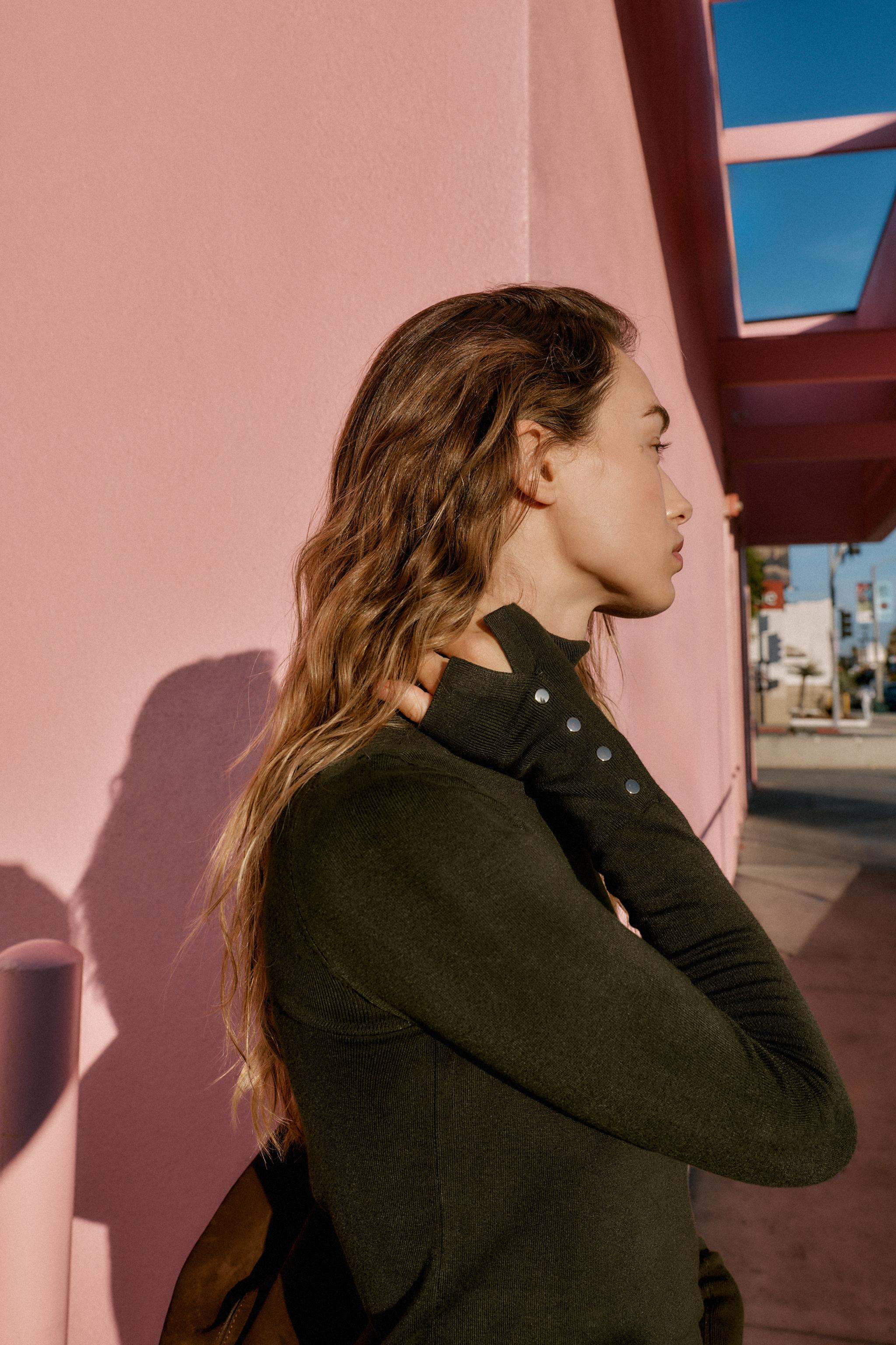 BASIC-STRICKPULLOVER AUS GLATTSTRICK - Dunkles Khaki | ZARA