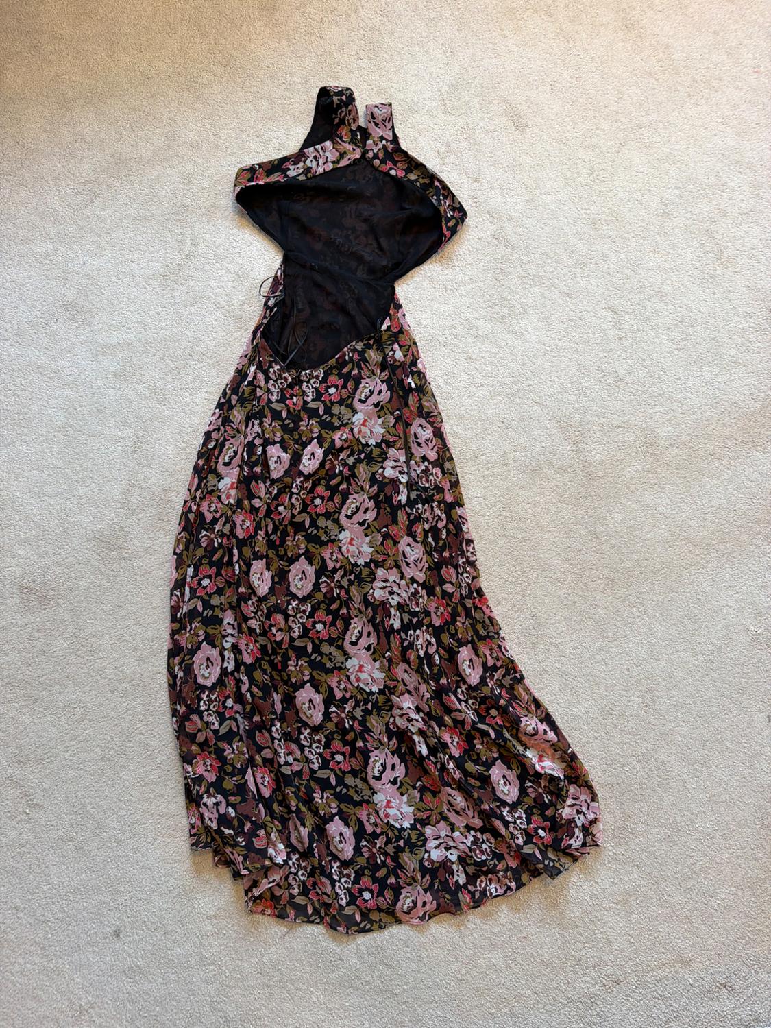 FLORAL FLOWING DRESS WITH OPEN BACK DETAIL AND CUT OUT AT WAIST - Image 2