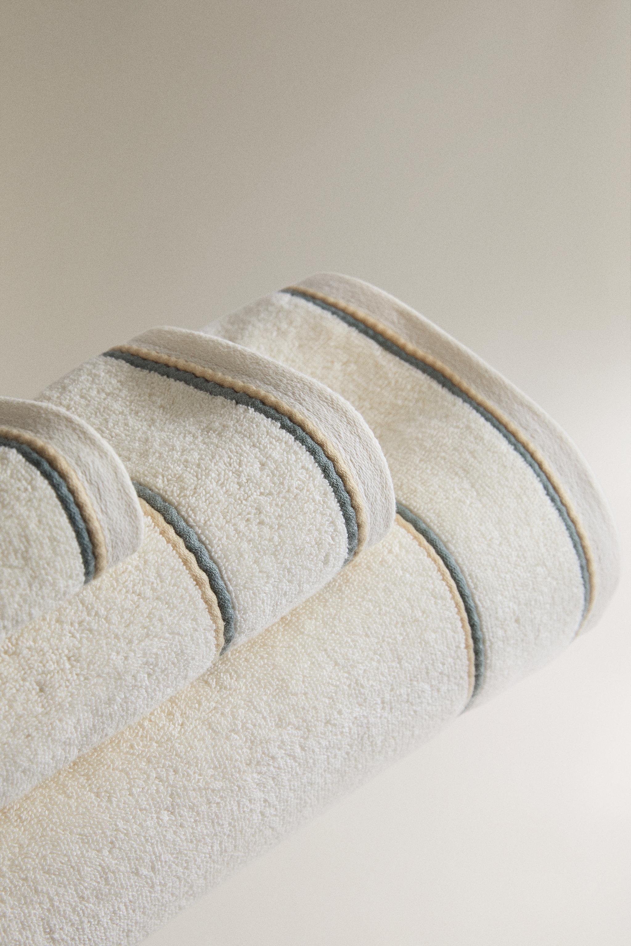 BATH TOWEL WITH DOUBLE CONTRAST PIPING — Ivory