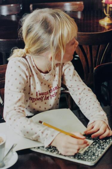 ФУТБОЛКА С ЦВЕТОЧНЫМ ПРИНТОМ И НАДПИСЬЮ — БЕЖЕВЫЙ от Zara