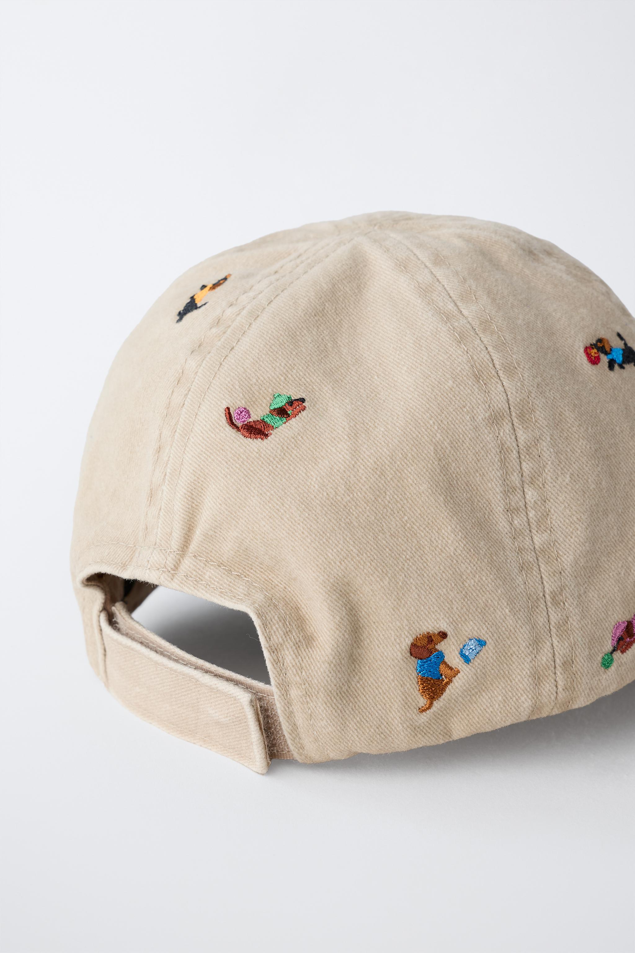 CASQUETTE À MOTIFS CHIOTS BRODÉS