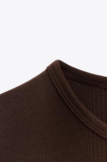 T-SHIRT À MANCHES COURTES EN MAILLE CÔTELÉE - Chocolat de Zara - Image 2