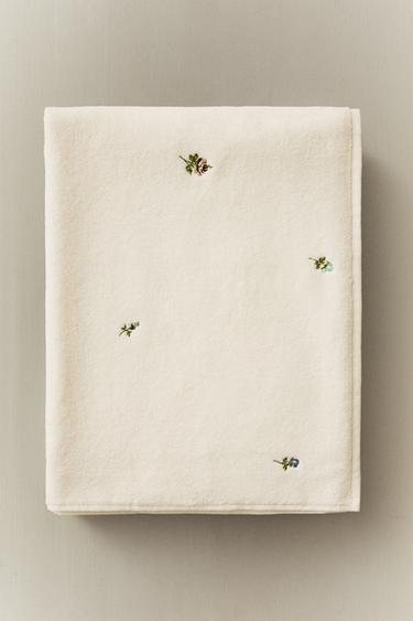 BATH TOWEL WITH FLORAL EMBROIDERY - Ivory by Zara