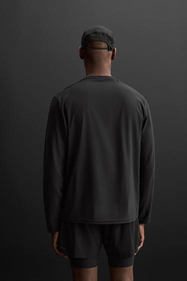 T-SHIRT PERFORÉ À MANCHES LONGUES - Noir de Zara - Image 2