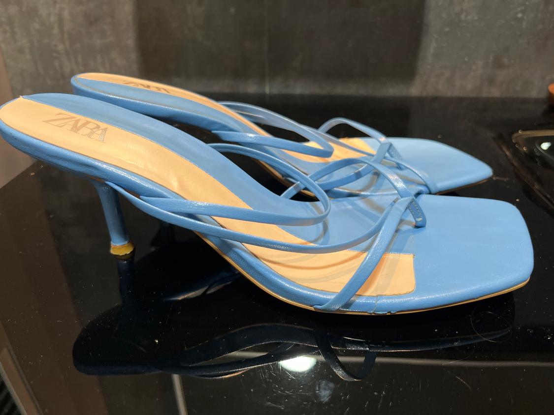 SANDALIAS DE TACÓN DE TIRAS CRUZADAS DE COLOR AZUL. ALTURA DEL TACÓN 7 CM - Image 3