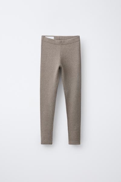 Vorderansicht von gerippten Leggings in geröstetem Farbton mit elastischem Bund.