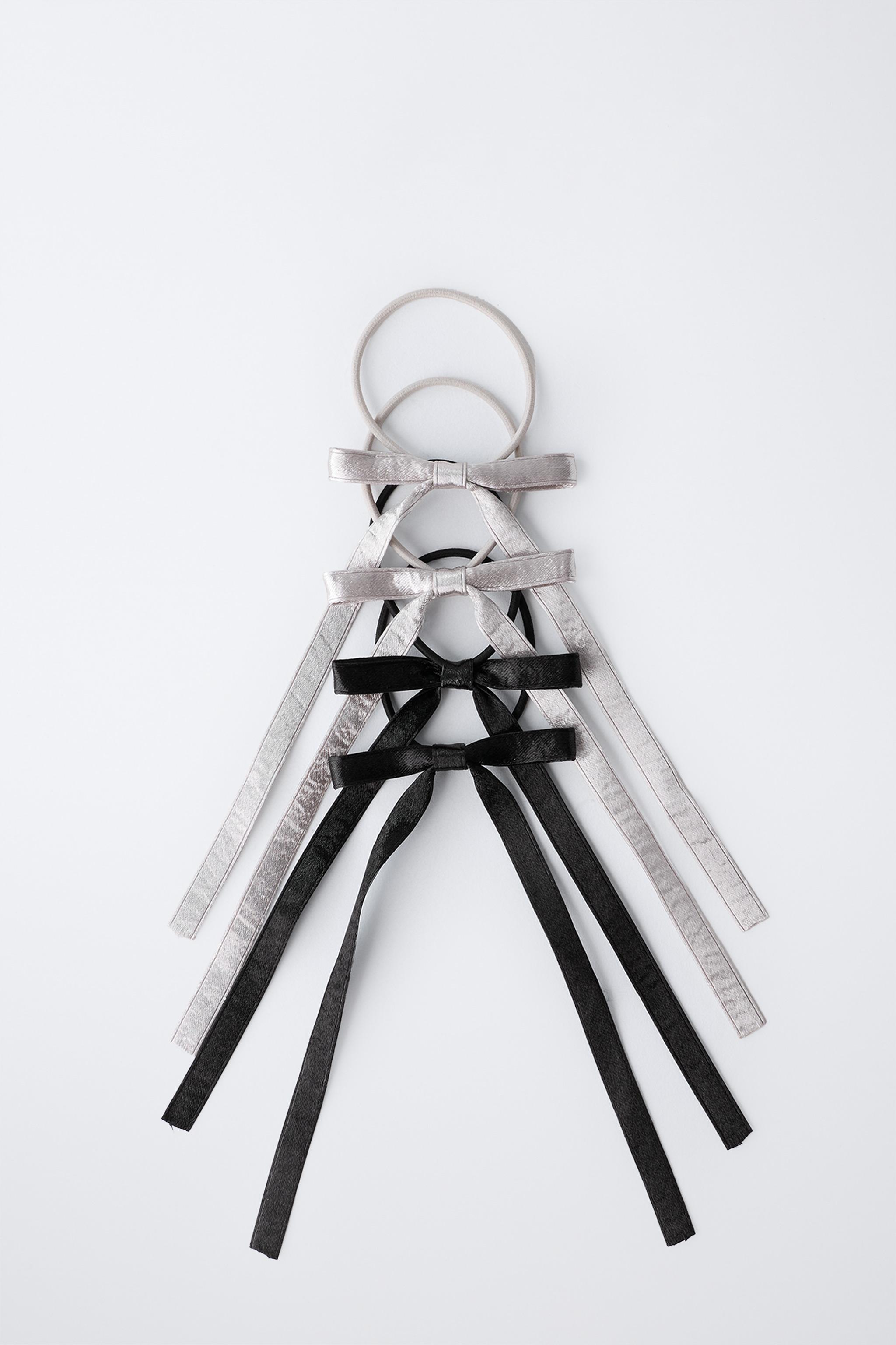 LOT DE QUATRE ÉLASTIQUES À LACETS