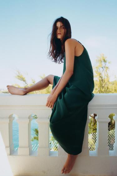 VESTIDO FLUIDO VOLUMEN - Verde oscuro de Zara - Imagen 0