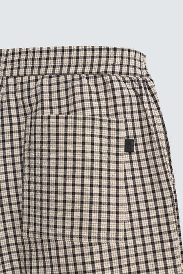 SHORT À CARREAUX TEXTURÉ - Noir de Zara - Image 8
