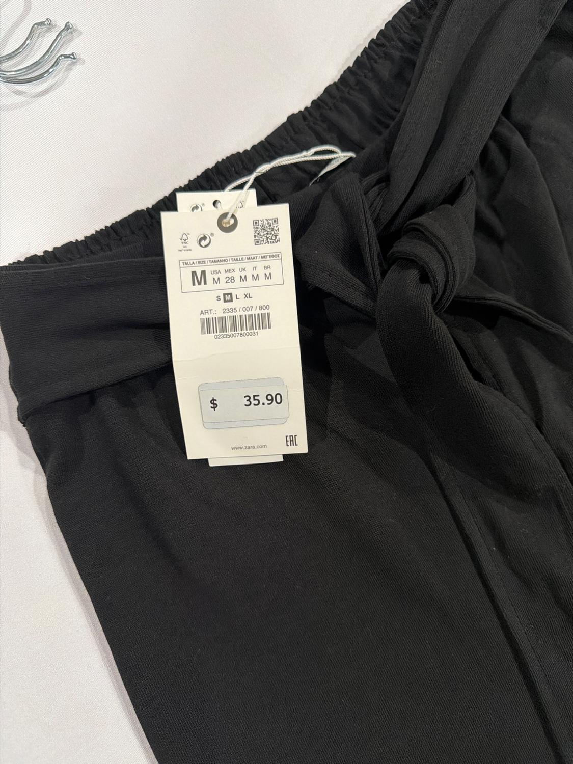 Black trousers with tie. Label: USA MEX UK IT BR M M 28 M M M S M L XL ART.: 2335/007/800 02335007800031 $ 35.90 EAC
