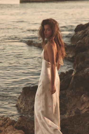 ROBE MIDI SATINÉE À FLEURS - Blanc / Rose de Zara - Image 2