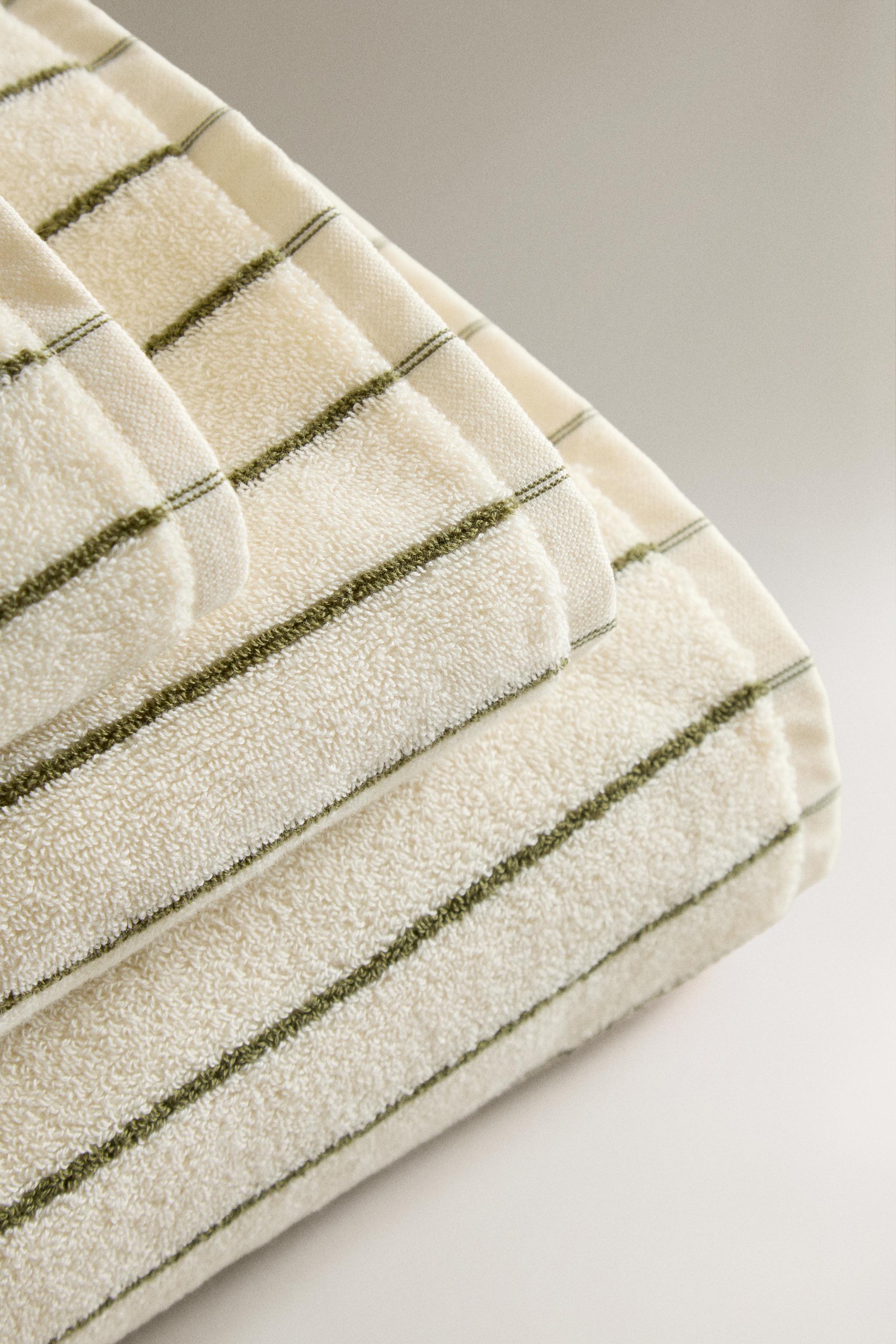 BATH TOWEL WITH CONTRAST STRIPES