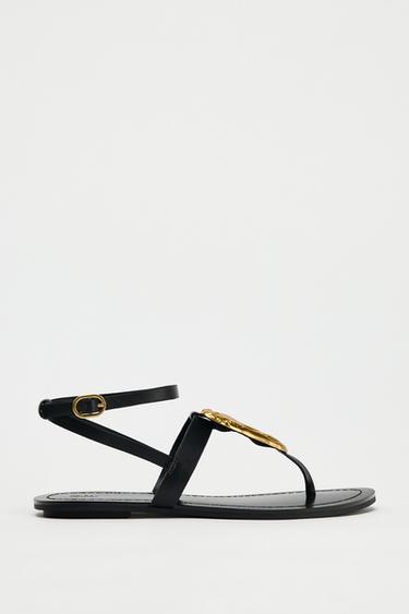 SANDALIA PLANA PIEZA METÁLICA - Negro de Zara