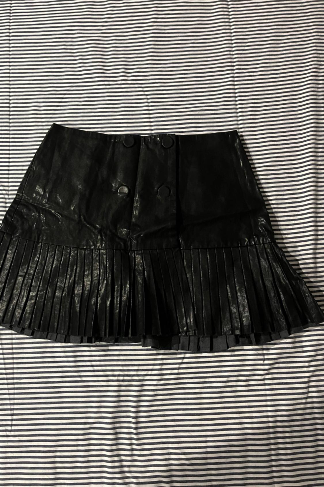 FAUX LEATHER PLEATED SKIRT