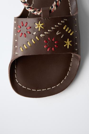 SANDALES EN CUIR BRODÉES - Marron de Zara - Image 5