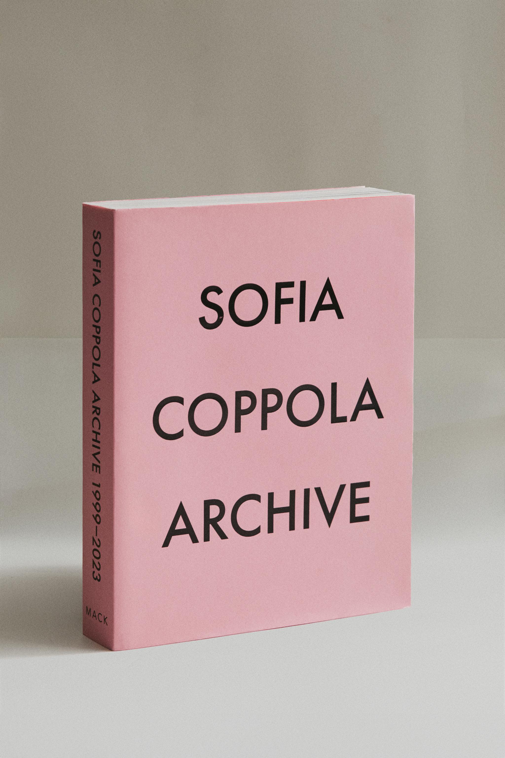 CARTE ARCHIVE DE SOFIA COPPOLA (ENGLEZĂ) - Roz | ZARA România