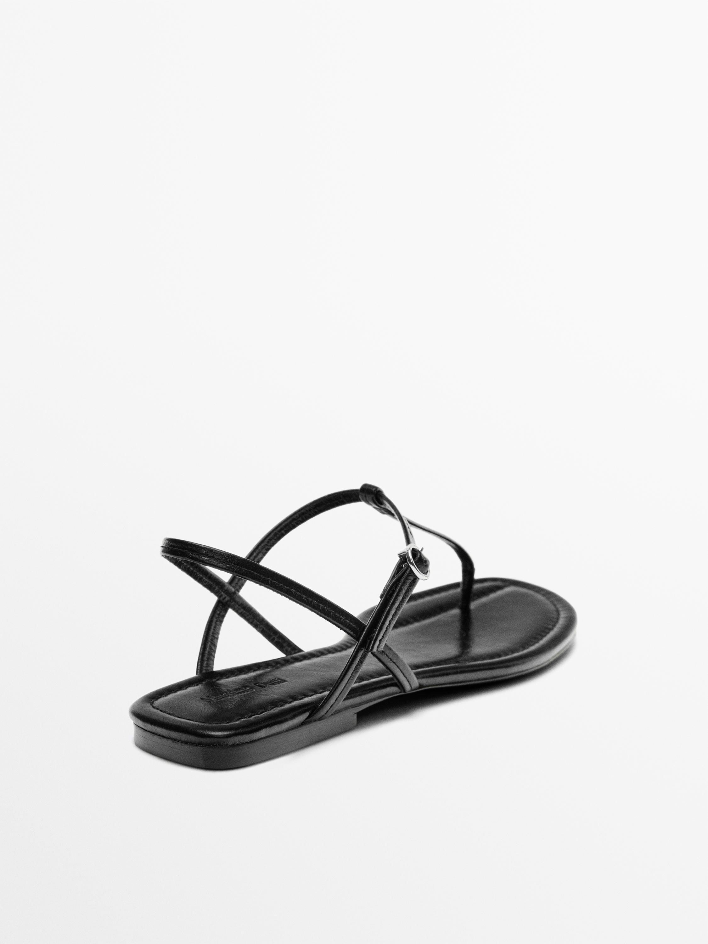 Strappy flat sandals with toe divider